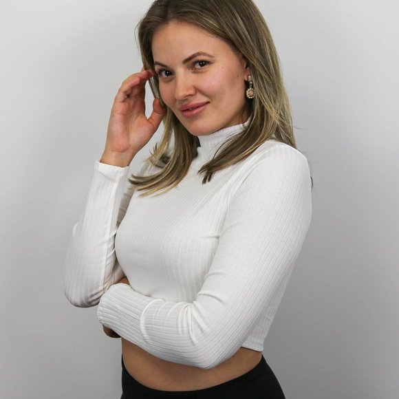 WHITE LONG SLEEVE CROP TOP - Picture 2 of 3